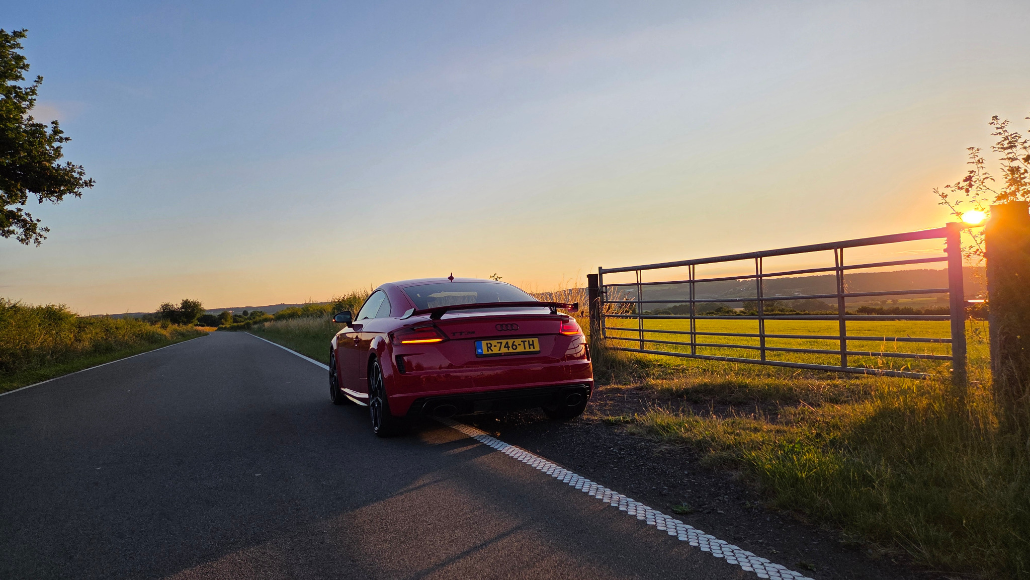 Audi TT RS tijdens golden hour