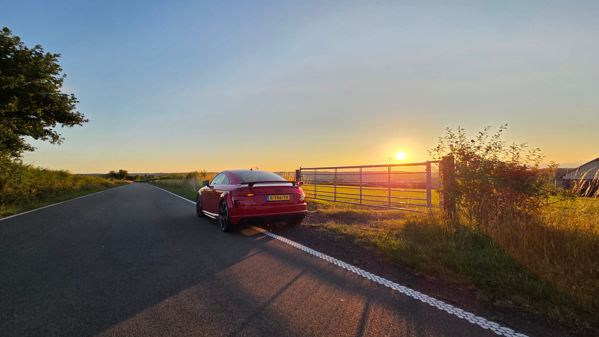 Audi TT RS achterzijde tijdens golden hour