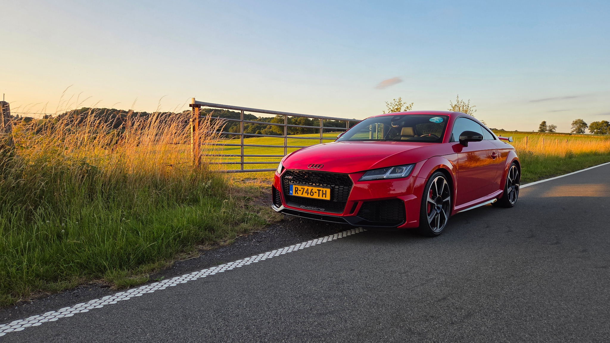 Audi TT RS zijaanzicht tijdens golden hour